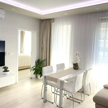 Eleganz - Near The Center With Free Parking Apartment